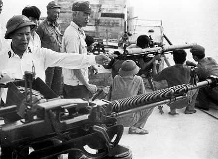Bộ ảnh vô giá về cuộc sống và chiến đấu ở Trường Sa năm 1988 - 12 Đô đốc Giáp Văn Cương thị phạm trong một buổi tập bắn đạn thật.