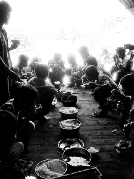Bộ ảnh vô giá về cuộc sống và chiến đấu ở Trường Sa năm 1988 - 19 … và những bữa cơm đạm bạc để chuẩn bị cho một ngày mai căng mình với đá hộc, nắng cháy.