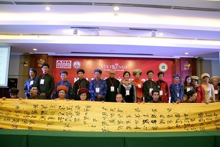 Ông đồ - bà đồ bên bức trướng họa thư pháp về biển đảo dài kỷ lục.