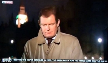 Phóng viên truyền hình bị chỉ trích vì chửi thề khi đang lên sóng - 3 Qua giây phút nóng giận là sự im lặng ngượng nghịu của một phóng viên truyền hình kỳ cựu.