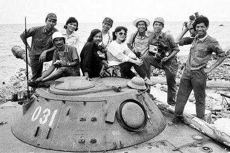 Bộ ảnh vô giá về cuộc sống và chiến đấu ở Trường Sa năm 1988 - 22 Ca sĩ Thanh Thanh vừa hát, vừa tranh thủ khâu áo cho anh em lính đảo.