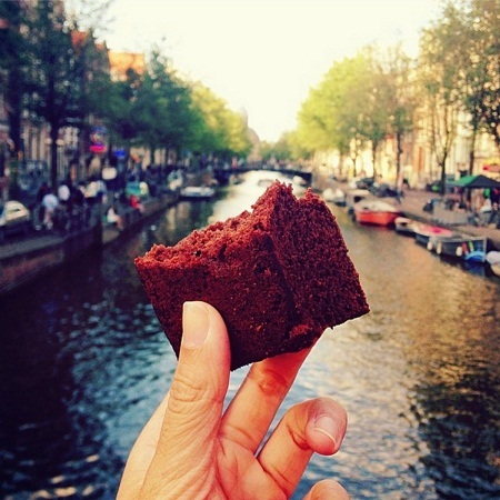 Vẻ quyến rũ khó cưỡng của ẩm thực Việt Nam qua ảnh - 25 Bánh sôcôla hạnh
nhân ở Amsterdam, Hà Lan.