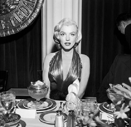 Marylin Monroe và những khoảnh khắc đẹp nhất cuộc đời - 8 Bữa tiệc, 1953