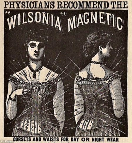 Làm đẹp như… “hành xác” ở thế kỷ 19 - 7 Một cậu thiếu niên luyện tập cơ tay. Sử dụng chính cân nặng của mình để thay quả tạ.