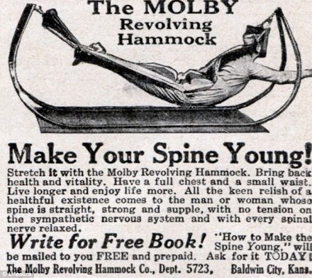 Làm đẹp như… “hành xác” ở thế kỷ 19 - 8 Một cậu thiếu niên luyện tập cơ tay. Sử dụng chính cân nặng của mình để thay quả tạ.