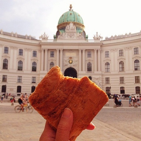 Vẻ quyến rũ khó cưỡng của ẩm thực Việt Nam qua ảnh - 29 Bánh ngọt nhân
hoa quả ở Vienna, Áo.
