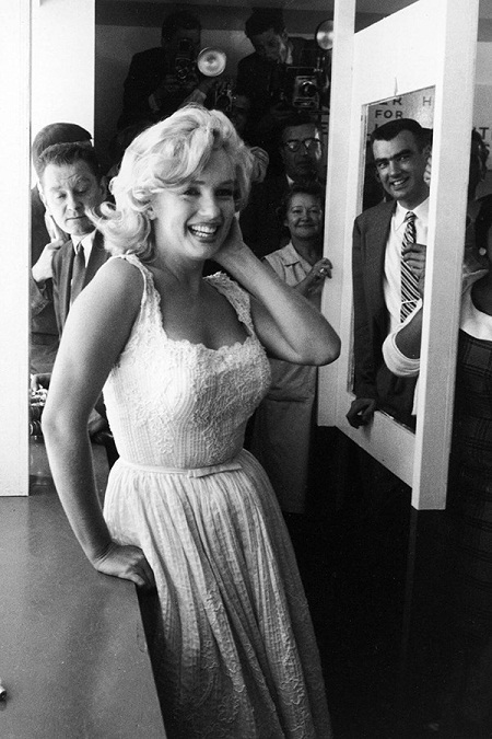 Marylin Monroe và những khoảnh khắc đẹp nhất cuộc đời - 14 Nụ cười tự nhiên thân thiện với báo giới quốc tế tại hậu trường vào 1957