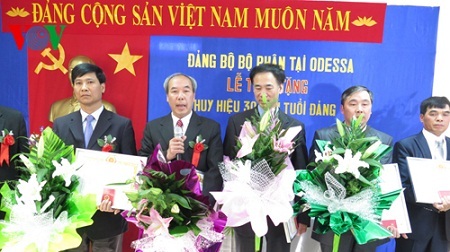 5 đảng viên Đảng Cộng sản Việt Nam thuộc Đảng bộ Bộ phận Odessa nhận Huy hiệu 30 năm tuổi Đảng