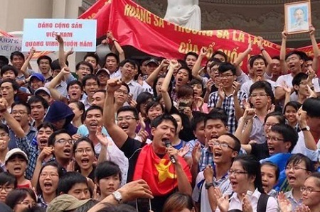 Xúc động trước những hành động thiết thực vì đất nước của nghệ sỹ Việt - 2 Vợ chồng diễn viên Bình Minh với khẩu hiệu Đưa giàn khoan Haiyang ra khỏi Việt Nam ngay