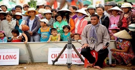 Xúc động trước những hành động thiết thực vì đất nước của nghệ sỹ Việt - 3 MC Quyền Linh bên những người công nhân. Ảnh được cắt ra từ Clip.
