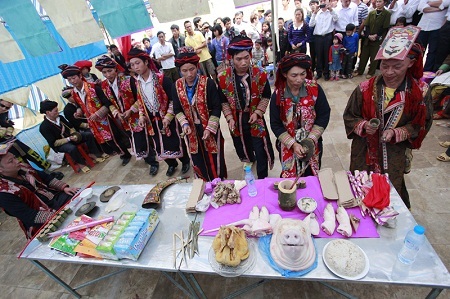 Làm lễ tế thần linh