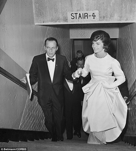 Cuốn sách tiết lộ những bí mật gây sốc về phu nhân John Kennedy - 7 Jacqueline và tài tử điện ảnh Frank Sinatra đã có mối quan hệ tình ái.