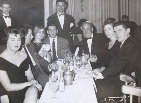 Nhật ký kinh hoàng của vợ một trùm xã hội đen khét tiếng - 8 Frances và Reggie Kray cùng bạn bè tới một hộp đêm ở London.