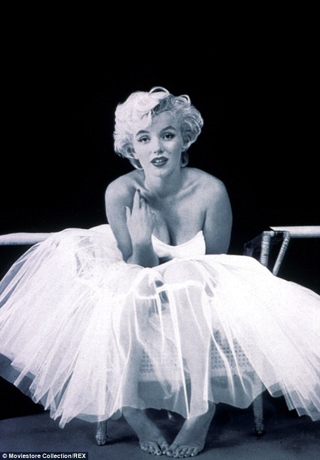 Cuốn sách lý giải nguyên nhân cái chết của Marilyn Monroe gây sốt - 7 Những giây phút
cuối đời mình, Marilyn ở tại nhà riêng.