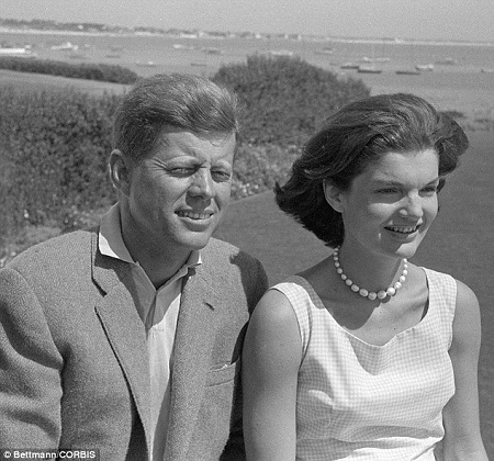 Cuốn sách tiết lộ những bí mật gây sốc về phu nhân John Kennedy - 9 Jacqueline và tài tử điện ảnh Frank Sinatra đã có mối quan hệ tình ái.