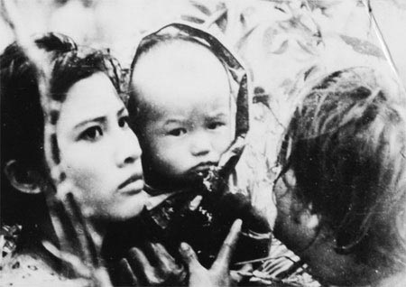 Những “đóa hồng” rực rỡ của dòng phim cách mạng Việt Nam - 16 Không được đào tạo chính quy nhưng Thúy An có lối diễn xuất mộc mạc, chân chất, đi vào lòng người.