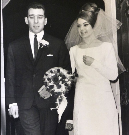 Nhật ký kinh hoàng của vợ một trùm xã hội đen khét tiếng - 9 Frances và Reggie Kray cùng bạn bè tới một hộp đêm ở London.