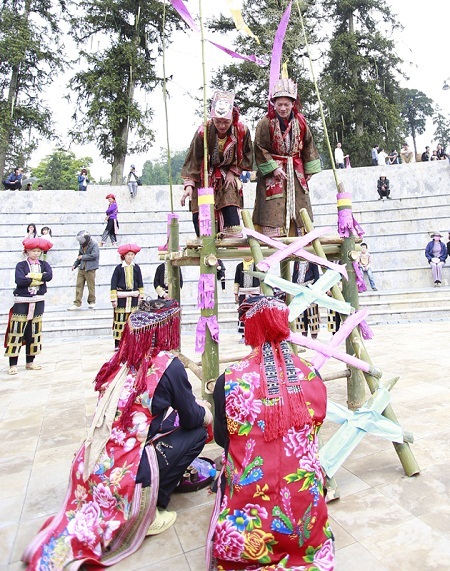 Vừa trèo lên Ma Đài các thầy mo đã xin thần linh cho người được cấp sắc mạnh khỏe và trưởng thành.