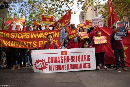 Cộng đồng người Việt tại Sydney biểu tình phản đối Trung Quốc - 8 Bài: