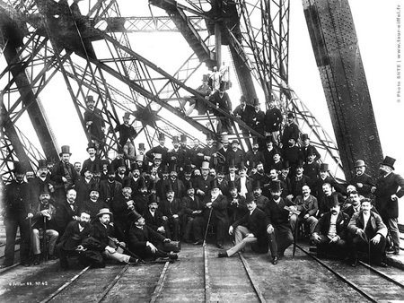 Kiến trúc sư Eiffel từng ghen tị với sự nổi tiếng của tháp Eiffel - 2 Gustave Eiffel và các đồng nghiệp chụp tại công trình nổi tiếng do ông thiết kế năm 1889.