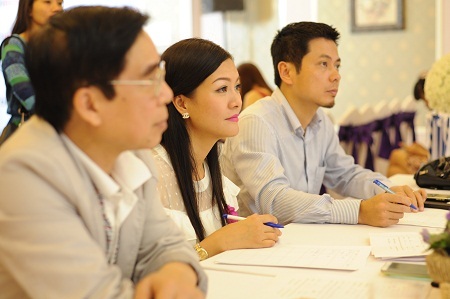 Ban giám khảo tập trung làm việc với các bạn thí sinh