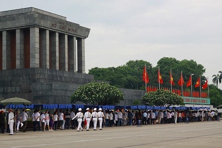 Nhiều người đã mang Quốc kì vào lăng viếng Bác - 1 Dòng người nối dài như vô tận trước lăng Bác