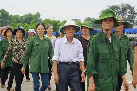 Khuôn mặt xúc động của những người con đất Việt vào lăng viếng Bác