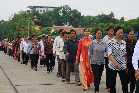 Nhiều người đã mang Quốc kì vào lăng viếng Bác - 4 Khuôn mặt xúc động của những người con đất Việt vào lăng viếng Bác