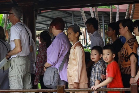 Khuôn mặt xúc động của những người con đất Việt vào lăng viếng Bác