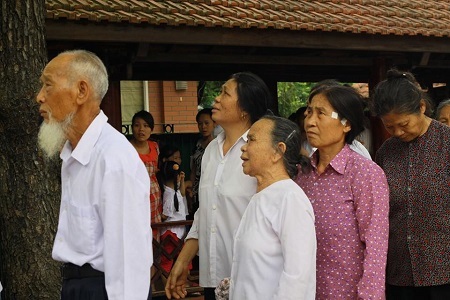 Nhiều người đã mang Quốc kì vào lăng viếng Bác - 7 Khuôn mặt xúc động của những người con đất Việt vào lăng viếng Bác
