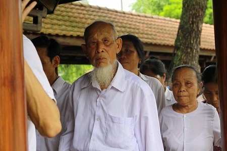 Nhiều người đã mang Quốc kì vào lăng viếng Bác - 9 Khuôn mặt xúc động của những người con đất Việt vào lăng viếng Bác
