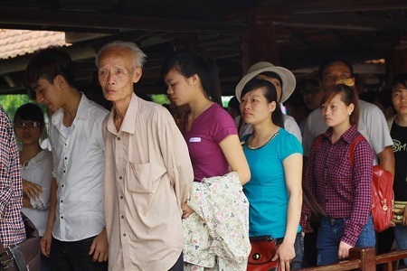 Nhiều người đã mang Quốc kì vào lăng viếng Bác - 10 Khuôn mặt xúc động của những người con đất Việt vào lăng viếng Bác