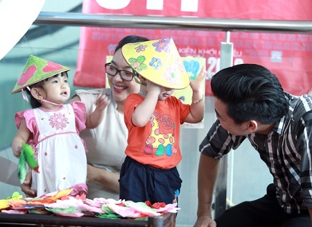 Vợ chồng Phương Anh chơi cùng hai con