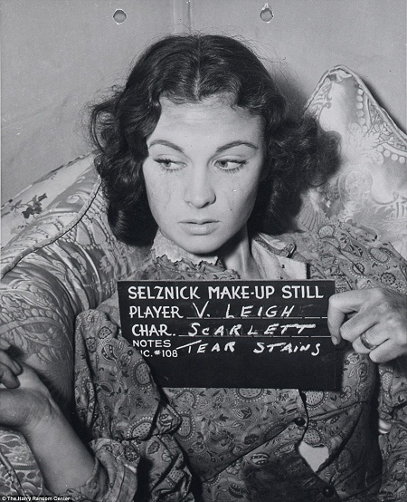 Ảnh hiếm chưa từng công bố về hậu trường phim “Cuốn theo chiều gió” - 1 Nữ diễn viên Vivien Leigh (vào vai Scarlett O’Hara) đang diễn thử một cảnh khóc.