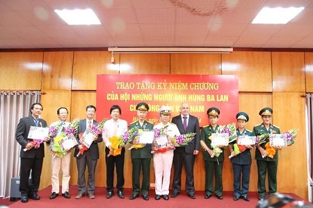 Ba Lan trao Huy chương Hữu nghị cho 9 người Việt Nam - 1 Ba Lan trao Huy chương Hữu nghị cho 9 người Việt Nam