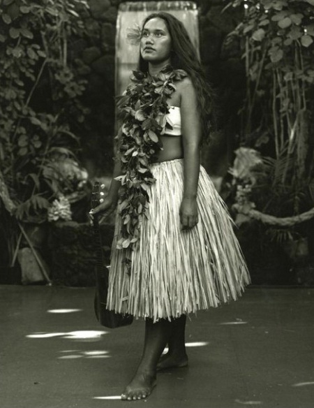 Người mẫu (thứ hai từ trái sang) trong một “pô” ảnh chụp cùng với những người dân bản địa ở Alaska.