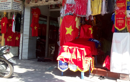 Nhiều tuyến phố đỏ rực vì sắc áo cờ đỏ sao vàng