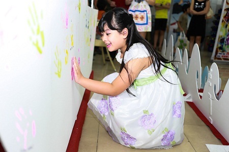 Chiều Xuân “khoe” con gái đáng yêu trong ngày hội gia đình - 1 Hồng Khanh in dấu tay lên con thuyền hạnh phúc