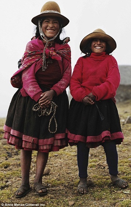 Những phụ nữ sống ở tỉnh Paucartambo, Peru cũng rất ưa thích trang phục có các họa tiết sáng màu.