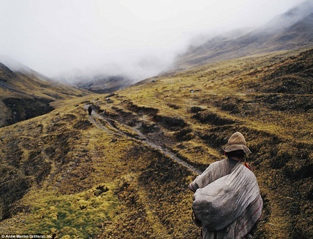 Những phụ nữ sống ở tỉnh Paucartambo, Peru cũng rất ưa thích trang phục có các họa tiết sáng màu.