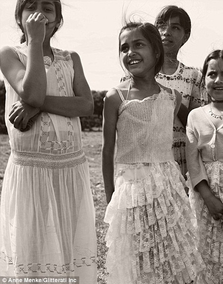 Những cô bé gypsy xinh xắn ở Maldrid, Tây Ban Nha.