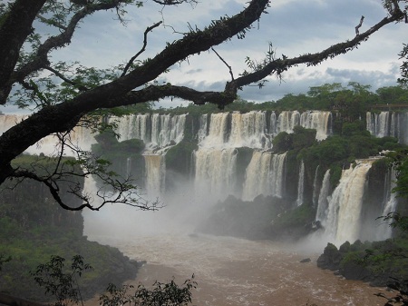 Đôi vợ chồng Mỹ bán nhà để đến... Sapa và những nơi mơ ước - 5 Thác nước Iguazu của Argentina.