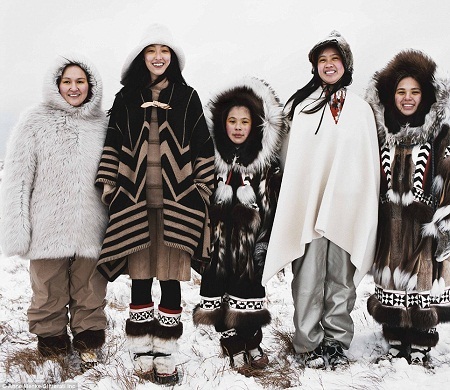 Người mẫu (thứ hai từ trái sang) trong một “pô” ảnh chụp cùng với những người dân bản địa ở Alaska.