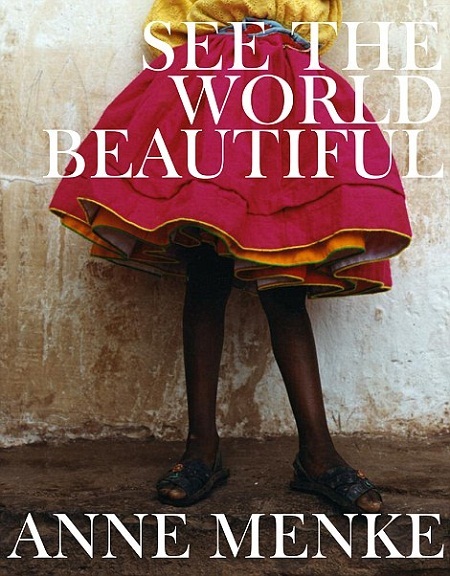 Người mẫu (thứ hai từ trái sang) trong một “pô” ảnh chụp cùng với những người dân bản địa ở Alaska.