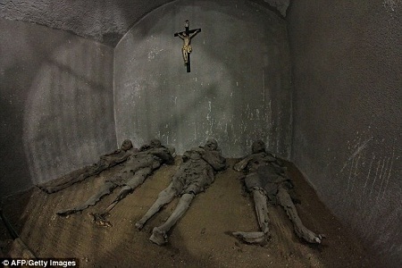 Trang phục thầy tu với mũ chùm đầu vẫn còn có thể nhìn thấy ở một số xác ướp.