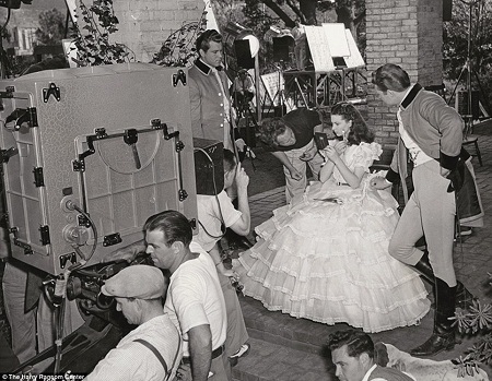 Ảnh hiếm chưa từng công bố về hậu trường phim “Cuốn theo chiều gió” - 16 Vivien Leigh tự mình trang điểm trước một cảnh quay.