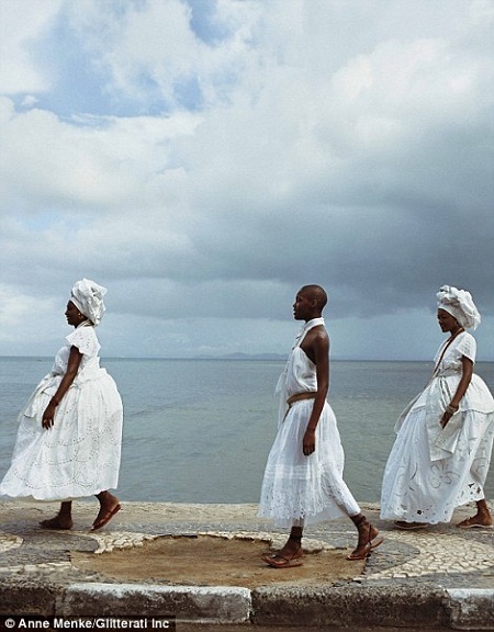 Người mẫu (thứ hai từ trái sang) trong một “pô” ảnh chụp cùng với những người dân bản địa ở Alaska.