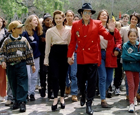 Thiên đường cổ tích của Michael Jackson bị lãng quên - 18 Một con suối nhân tạo chạy vòng quanh biệt thự.