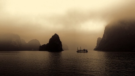 Việt Nam bất ngờ trở thành đề tài hấp dẫn tại cuộc thi ảnh thế giới - 18 Vịnh Hạ Long một ngày mưa và nhiều mây. (Ảnh: Horst Grasser)