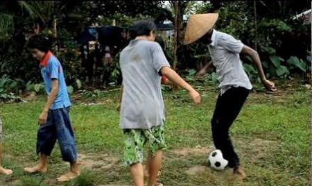 Việt Nam đã đi khắp thế giới cùng ca khúc World Cup nổi tiếng - 3 Bích Ngọc